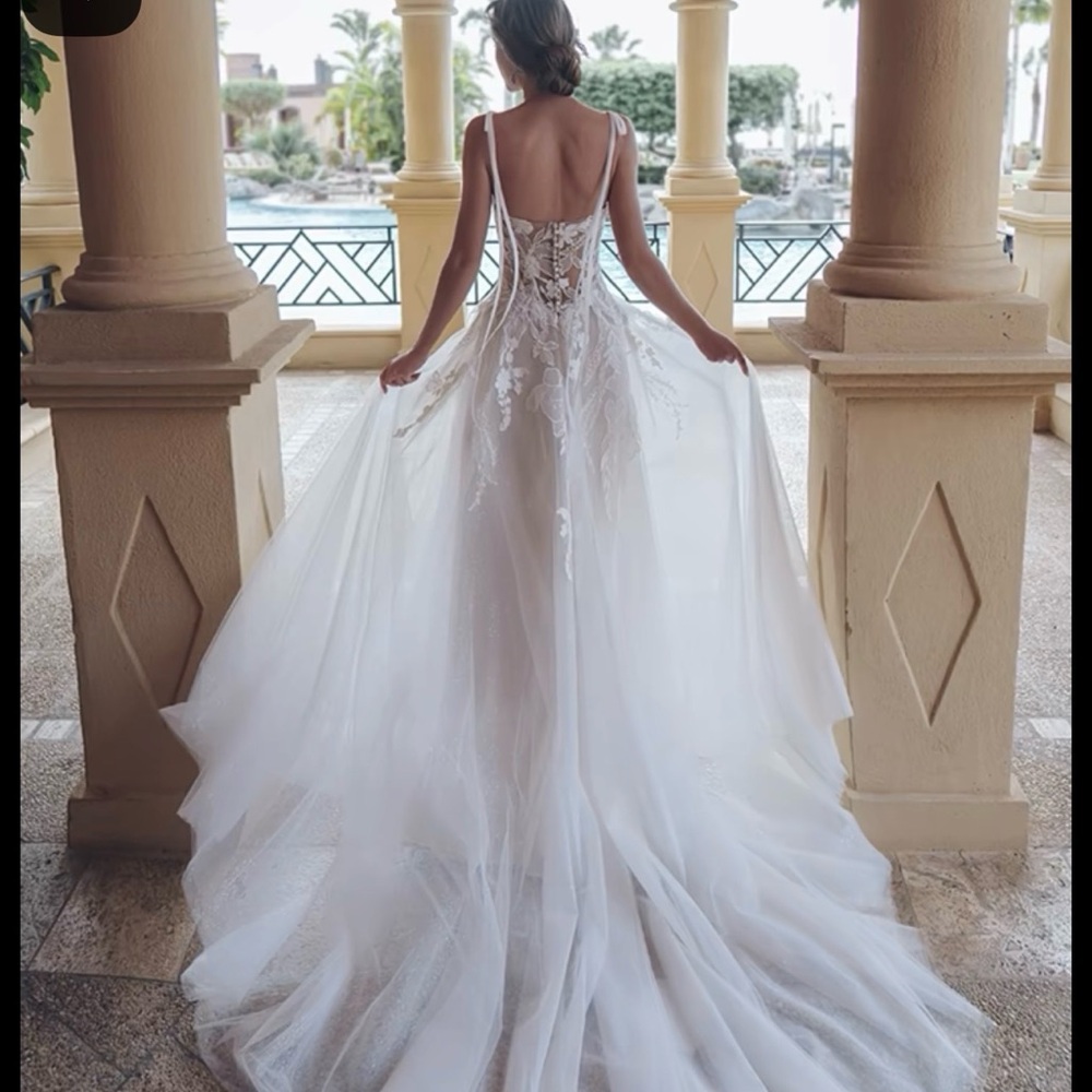 Elegant White Lace Wedding Dress